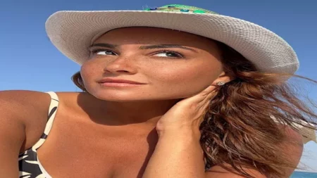 بشرى بإطلالة كاجوال لامعة تجمع بين الجرأة والراحة- سر اختيار اللوك بشرى بإطلالة كاجوال لامعة تجمع بين الجرأة والراحة- سر اختيار اللوك