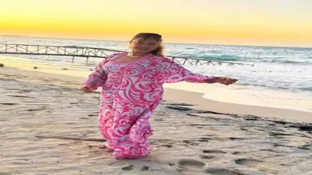 ليلى علوي تتألق بكاردي فوشيا كلها طاقة وحيوية- سر اختيار اللوك