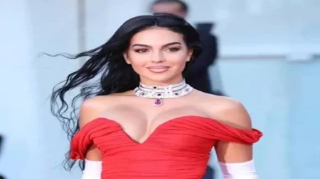 10 صورة لـ جورجينا بإطلالة صادمة وجريئة.. ومصممة أزياء تعلق