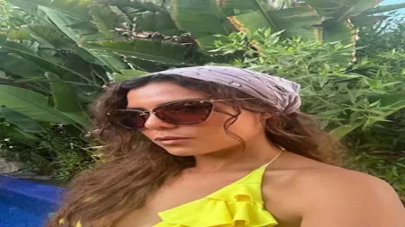 بالشورت والنظارة.. ناهد السباعي تودع الصيف بإطلالات من رحلتها