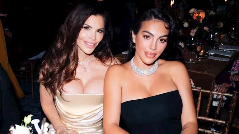 بفستان أسود جريء.. جورجينا رودريجيز بإطلالة ملفتة بفستان أسود جريء.. جورجينا رودريجيز بإطلالة ملفتة