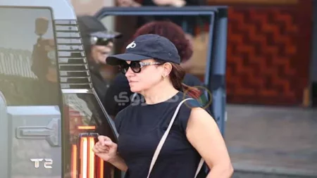 25 صورة لنجوم الفن في جنازة أرملة سيد مكاوي