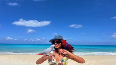 بـ"بغبغان وإطلالة جريئة" أحدث ظهور لـ نسرين أمين أمام البحر (صور)