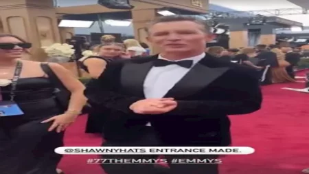 توافد النجوم على ريد كاربت حفل توزيع جوائز إيمي الـ77- صور