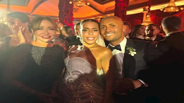 بالأسود.. ليلى علوي تتألق بفستان ساحر بالأسود.. ليلى علوي تتألق بفستان ساحر