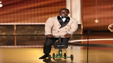 ممثل أمريكي يدخل حفل توزيع جوائز إيمي 2025 على سكوتر.. ما السبب؟ ممثل أمريكي يدخل حفل توزيع جوائز إيمي 2025 على سكوتر.. ما السبب؟