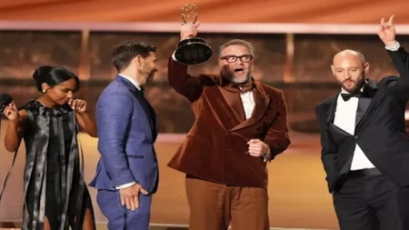 25 صورة للفائزين في حفل توزيع جوائز إيمي 2025