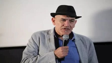 قصف إسرائيلي لمنزل المخرج رشيد مشهراوي في غزة وهذا موقف أسرته قصف إسرائيلي لمنزل المخرج رشيد مشهراوي في غزة وهذا موقف أسرته