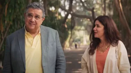 طرح إعلان فيلم "فيها ايه يعنى" استعدادا لعرضه بالسينمات