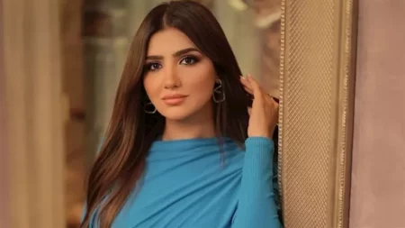 سر جاذبية اللون الأسود.. مي عمر بإطلالة كاجوال وغطاء للرأس