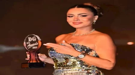 فستان لامع ورشاقة ملفتة..نجلاء بدر تنشر صور من تكريمها في جوائز دير جيست 2025