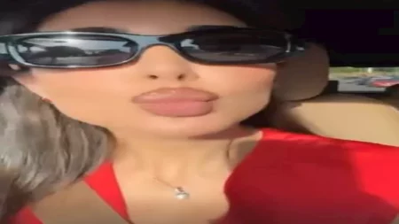 "فستان أحمر وقُبلة للجمهور".. ياسمين صبري تنشر مقطع فيديو من أحدث ظهور