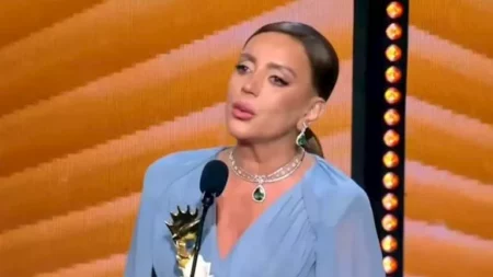 شكران مرتجى تبكي بعد تكريمها من "موريكس دور" وتهدي الجائزة لكل السوريين ولـ فلسطين شكران مرتجى تبكي بعد تكريمها من "موريكس دور" وتهدي الجائزة لكل السوريين ولـ فلسطين