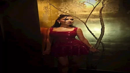 خطفت الأنظار بـ "الأحمر".. مي عمر بفستان جريء