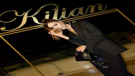 عارضة أزياء وملكة جمال.. من هي إيزابيلا مينين التي خطفت الأنظار بفستان جريء؟