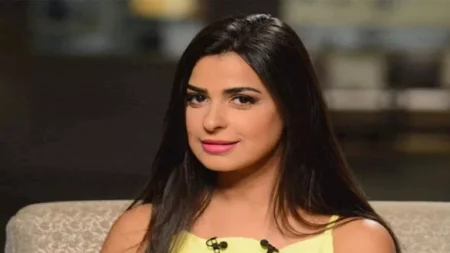 رانيا منصور تتألق بفستان أزرق ملكي.. سر اللوك رانيا منصور تتألق بفستان أزرق ملكي.. سر اللوك