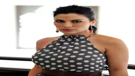 صبا مبارك تخطف الأنظار بإطلالة أنيقة من Fendi في أسبوع الموضة بميلانو