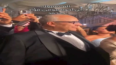 بالصور.. بيومي فؤاد ينهار من البكاء بحفل زفاف نجله محمد بالصور.. بيومي فؤاد ينهار من البكاء بحفل زفاف نجله محمد