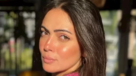 وئام مجدي بإطلالة جريئة.. ما سر ارتدائها الجاكيت الجينز؟