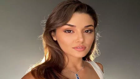 هاندا أرتشيل تخطف الأنظار بإطلالتها في أسبوع الموضة بميلانو