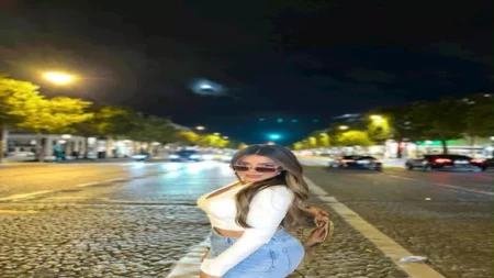 سارة سلامة تتألق في قلب باريس بلوك جذاب- سر الإطلالة