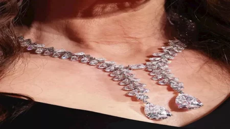 بالصور.. أفخم المجوهرات التي خطفت الأضواء على سجادة مهرجان البندقية بالصور.. أفخم المجوهرات التي خطفت الأضواء على سجادة مهرجان البندقية