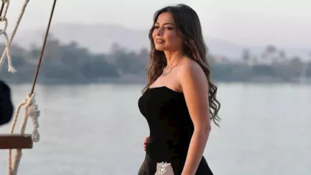 داليا مصطفى بإطلالة كاجوال.. ما سر اختيارها لـ اللون الأبيض؟ داليا مصطفى بإطلالة كاجوال.. ما سر اختيارها لـ اللون الأبيض؟