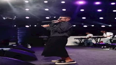 "بين الغرابة والأناقة".. 15 صورة لـ نجوم ونجمات ظهرن بإطلالات أثارت الجدل