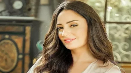 الأزرق يليق بها.. كيف نسقت نرمين الفقي إطلالتها؟ الأزرق يليق بها.. كيف نسقت نرمين الفقي إطلالتها؟