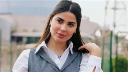 نورهان منصور تخطف الأنظار بفستان أسود أنيق ولمسة روج أحمر جريئة