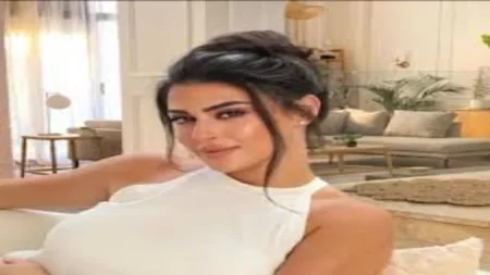 ميرنا نور الدين بإطلالة شبابية مشرقة بالجينز الواسع وتوب- سر اللوك