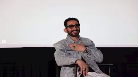 أحمد حلمي ينشر صورة مع نفسه بالذكاء الاصطناعي ويعلق: "حبيبي يابو حميد"