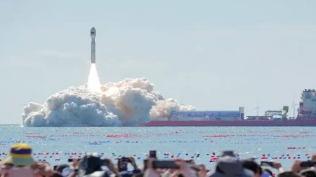 من البحر.. الصين تُطلق صاروخ Jielong-3 حاملًا 11 قمرًا صناعيًا