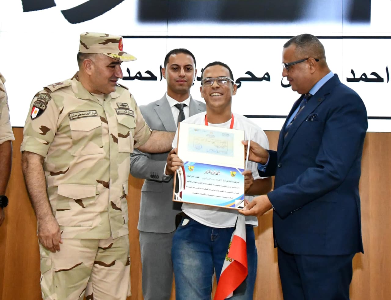 القوات المسلحة تدفع بلجان لجنوب سيناء لإنهاء مواقف التجنيد لذوي الهمم.. فيديو