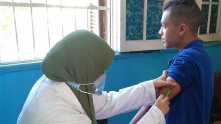الطلاب الممنوعون من تطعيمات المدارس بأمر الصحة