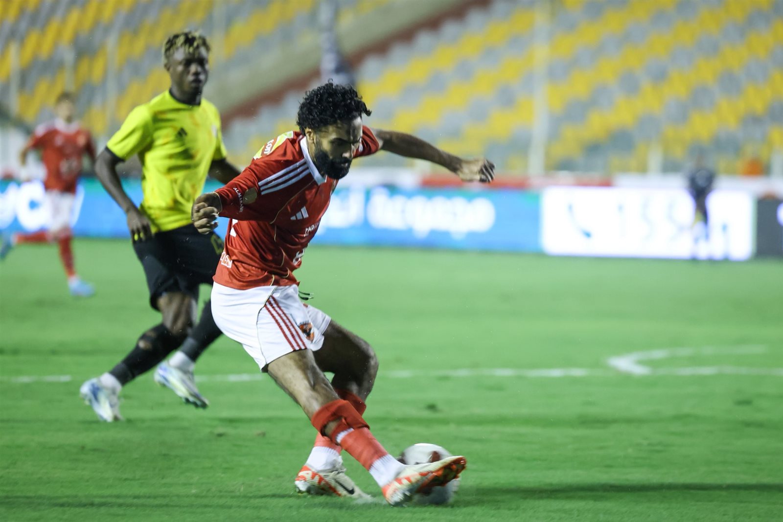 وليد صلاح الدين ينهي ازمة ياسر إبراهيم مع المراقب