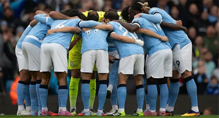 لاعب مانشستر سيتي يغادر مباراة برينتفورد للإصابة