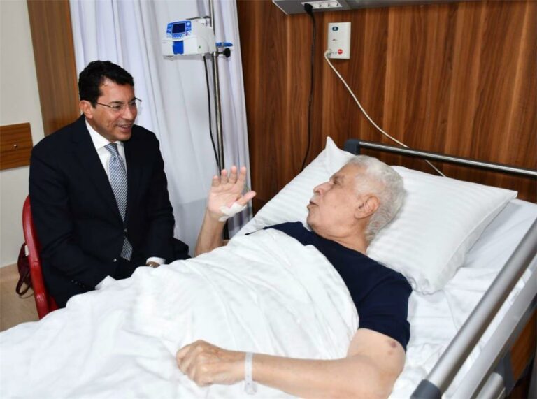 وزير الرياضة يطمئن على الحالة الصحية لـ حسن شحاتة