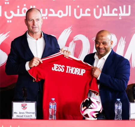 وليد صلاح الدين يستقبل أسرة ييس توروب مدرب الأهلي الجديد وليد صلاح الدين يستقبل أسرة ييس توروب مدرب الأهلي الجديد