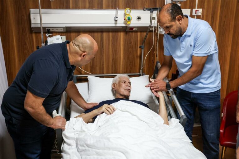 نجوم الأهلي يهدون حسن شحاتة القميص 14 في زيارة خاصة