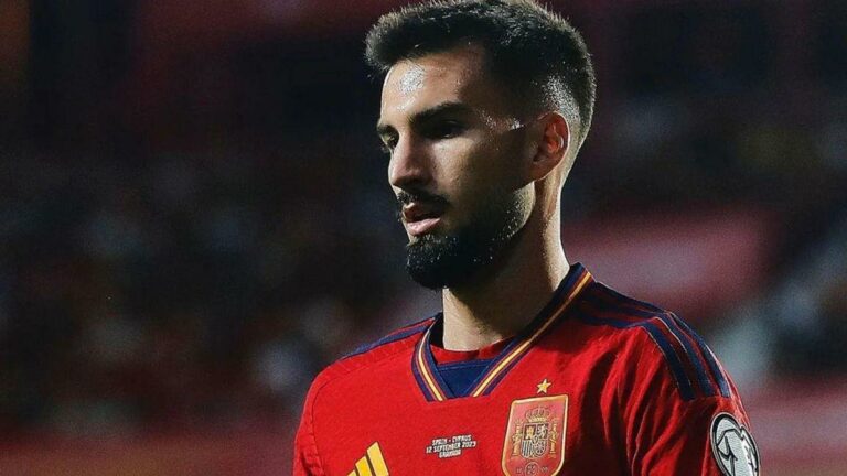 أليكس باينا: لاعب برشلونة الأفضل في مركزه ويستحق الكرة الذهبية