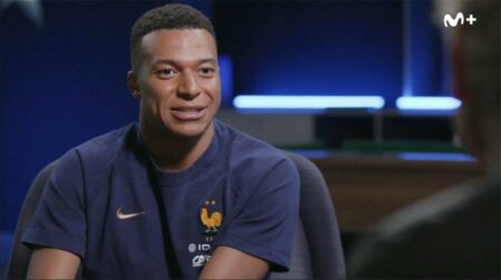 مبابي: فوجئت بـ ميسي في غرفة الملابس.. واللعب معه ضربة حظ