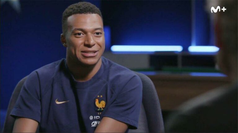 مبابي: فوجئت بـ ميسي في غرفة الملابس.. واللعب معه ضربة حظ