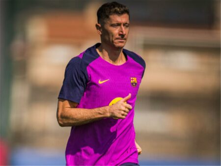 برشلونة يعلن إصابة ليفادوفسكي.. وموقفه من الكلاسيكو