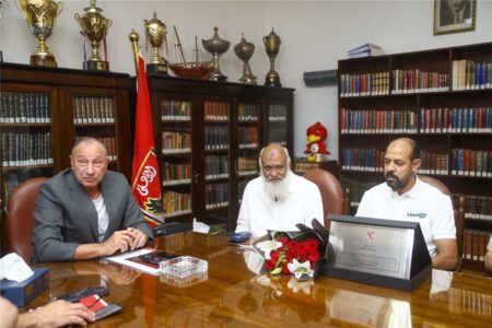 صور | الأهلي يُكرم عماد النحاس ويُهديه شهادة تقدير