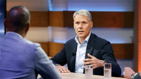 فان باستن: سلوت يحتاج إلى تعليم لاعب ليفربول شيئًا ما