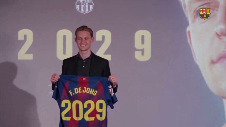 دي يونج بعد تجديد عقده مع برشلونة: كنت محظوظًا باللعب مع هذا اللاعب.. وأشعر بالحماس