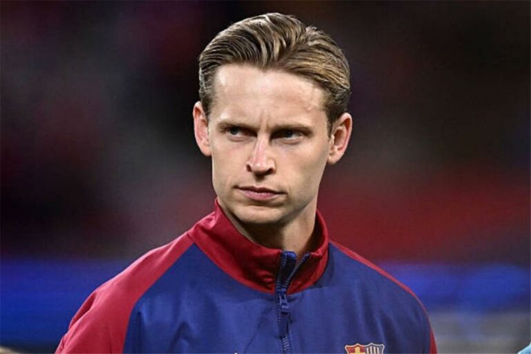 لاعب برشلونة مدافعًا عن دي يونج: ما يقال عنه كذب.. وفاجأني في التدريبات