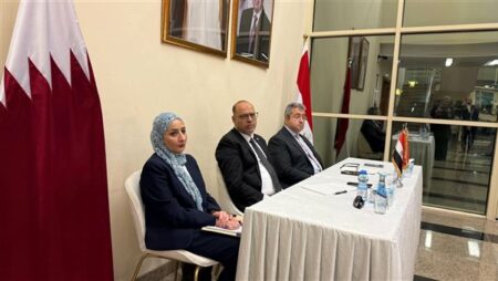 وزير العمل يلتقي ممثلي الجالية المصرية في قطر ويستمع إلى استفساراتهم وزير العمل يلتقي ممثلي الجالية المصرية في قطر ويستمع إلى استفساراتهم