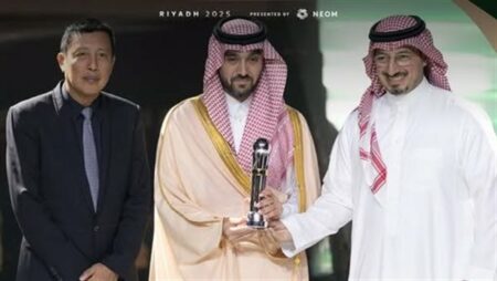 الاتحاد السعودي لكرة القدم يتوج بجائزة الأفضل في القارة الآسيوية الاتحاد السعودي لكرة القدم يتوج بجائزة الأفضل في القارة الآسيوية